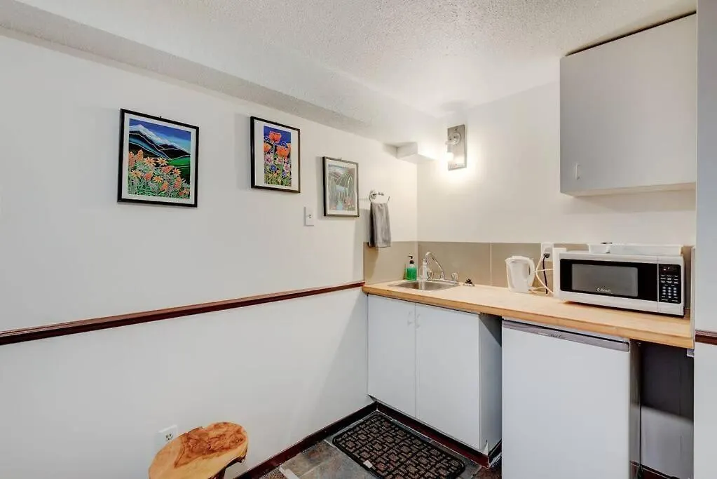 펜션 North House - Banff Three Bedroom Basement Suite
