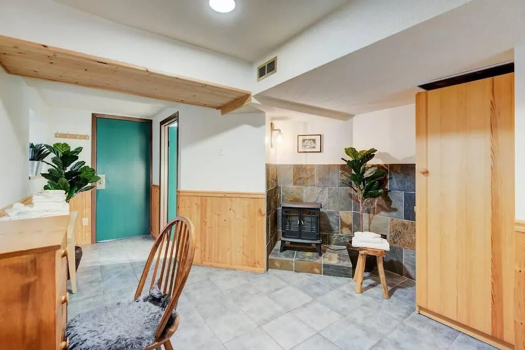 North House - Banff Three Bedroom Basement Suite 캐나다