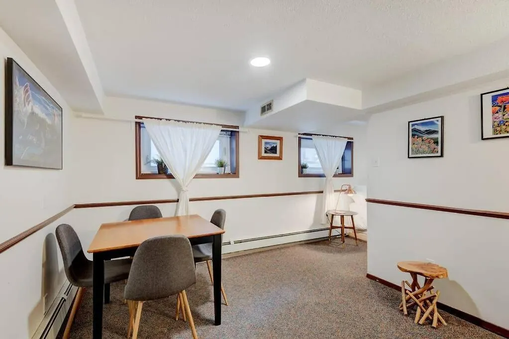 펜션 North House - Banff Three Bedroom Basement Suite 캐나다
