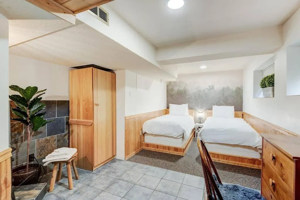 North House - Banff Three Bedroom Basement Suite Holiday home